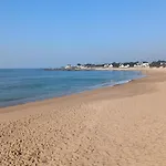 Charmante Maison Renovee Au Calme Avec Jardin Privatif, A 500m Des Plages Et Proche Commerces - Fr-1-306-1082